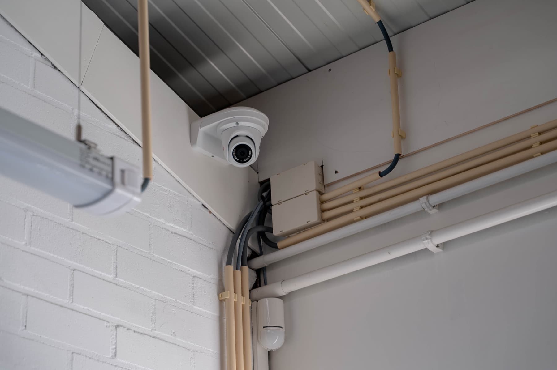 Camera en bekabeling netjes weggewerkt in een bedrijfsruimte