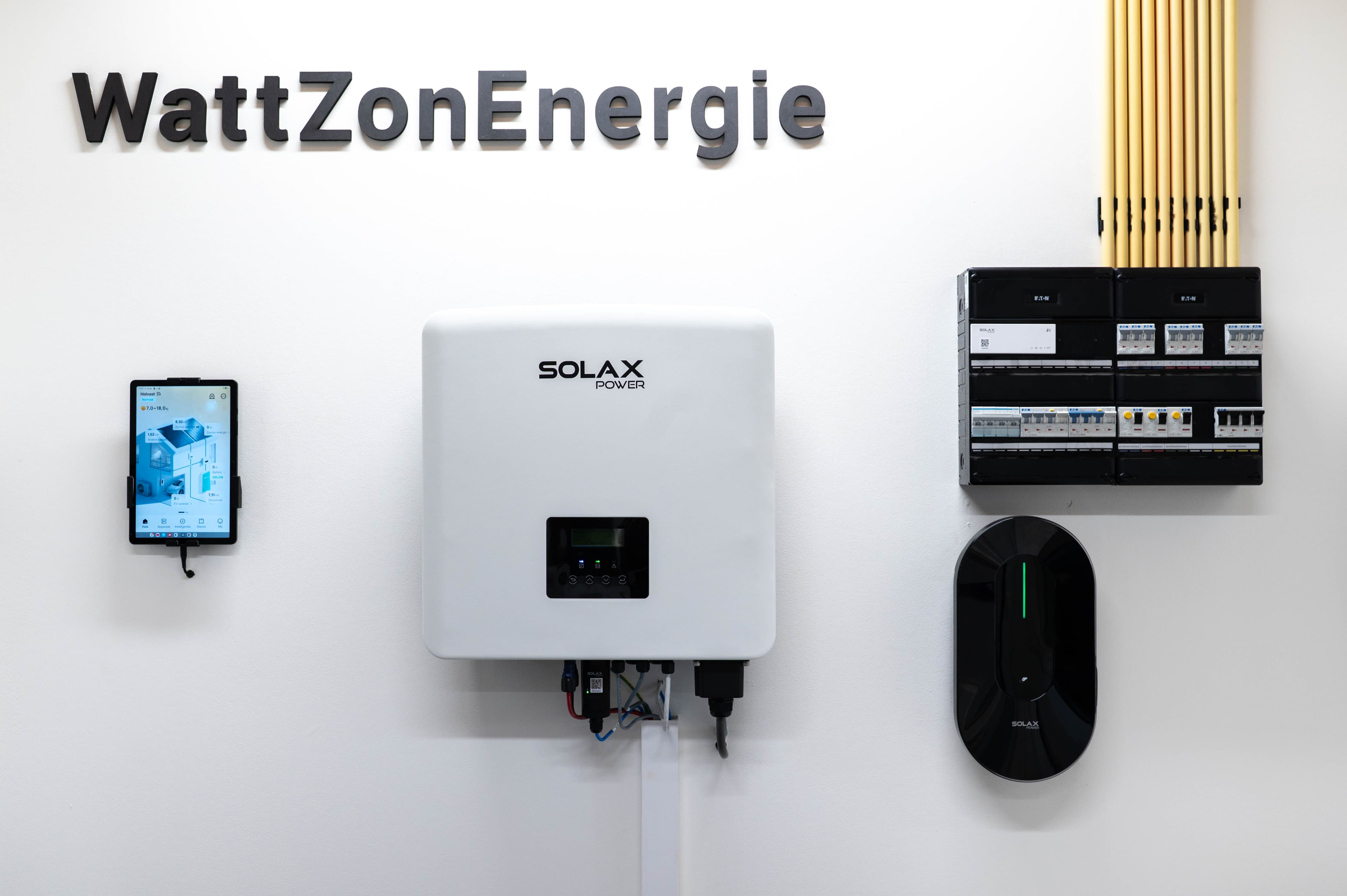 Solax omvormer, laadpaal en meterkast in een showroom-opstelling